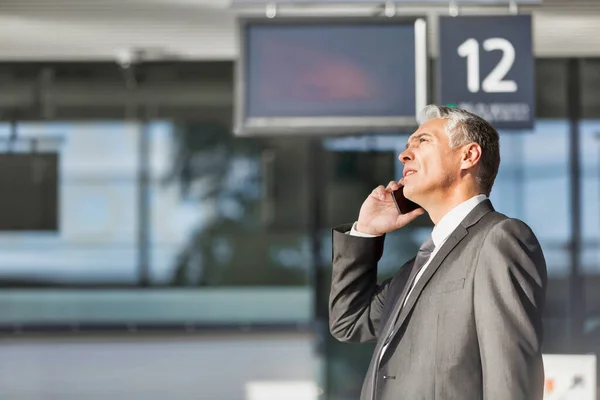 Dojrzały Biznesmen Rozmawiający Smartfonie Stojąc Pokładzie Lotnisku — Zdjęcie stockowe
