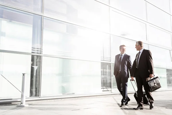 Mature Businessmen Walking While Talking Airport — Stock Photo, Image