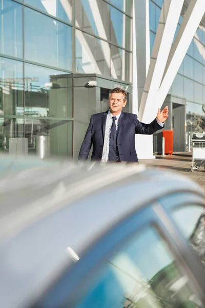 Porträt Eines Gestandenen Geschäftsmannes Der Flughafen Taxi Ruft — Stockfoto