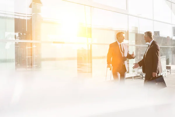 Geschäftsleute Diskutieren Pläne Flughafen — Stockfoto