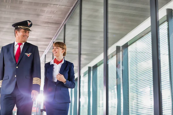 Portrait Mature Pilot Walking Young Attractive Stewardess Airport — Stock Photo, Image