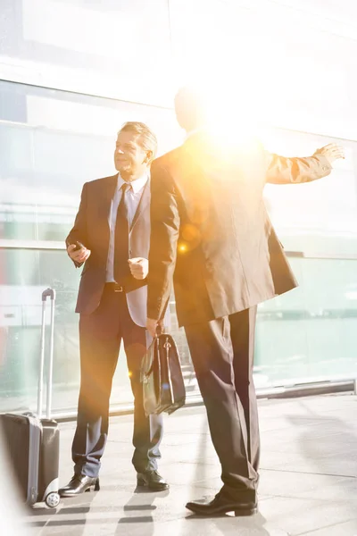 Empresários Conversando Enquanto Esperam Por Táxi Aeroporto — Fotografia de Stock