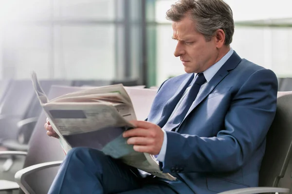 Mature Businessman Sitting Reading Newspaper While Waiting Boarding Airport — Stock Photo, Image