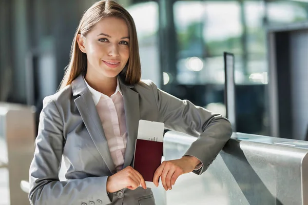 Pasaportunu Uçuş Kartını Havaalanında Tutan Çekici Genç Bir Kadınının Portresi — Stok fotoğraf