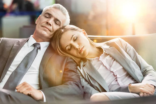Portret Van Zakenechtpaar Slapen Terwijl Het Wachten Boarding Luchthaven Met — Stockfoto
