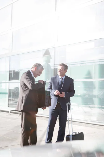 Empresários Enquanto Conversam Aeroporto — Fotografia de Stock