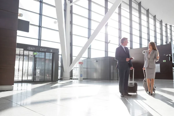 Affärsman Diskuterar Planer Med Affärskvinna Flygplatsen — Stockfoto