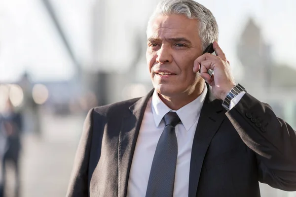 Olgun Adamı Havaalanında Akıllı Telefondan Konuşuyor — Stok fotoğraf