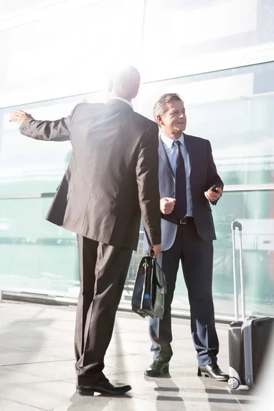 Des Hommes Affaires Parlent Attendant Taxi Aéroport — Photo