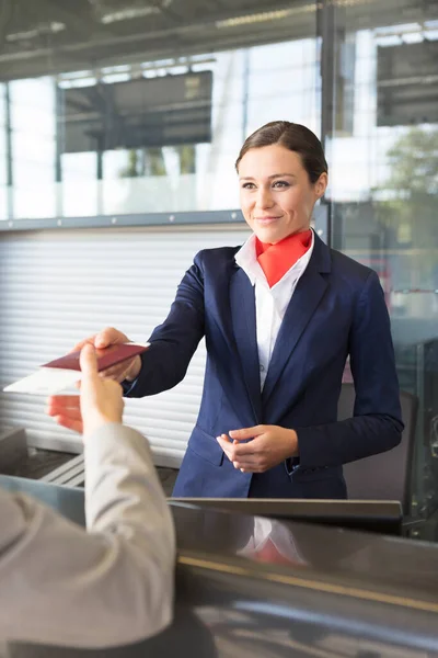 Passagier Service Agent Gibt Frau Reisepass Und Bordkarte Check Bereich — Stockfoto