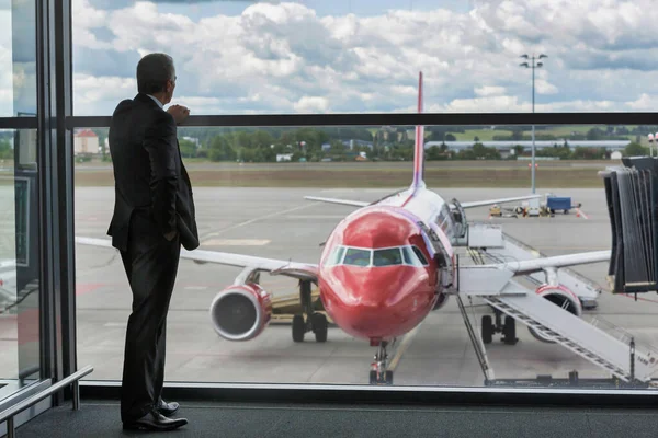 Volwassen Zakenman Staan Terwijl Kijken Het Vliegtuig Luchthaven — Stockfoto