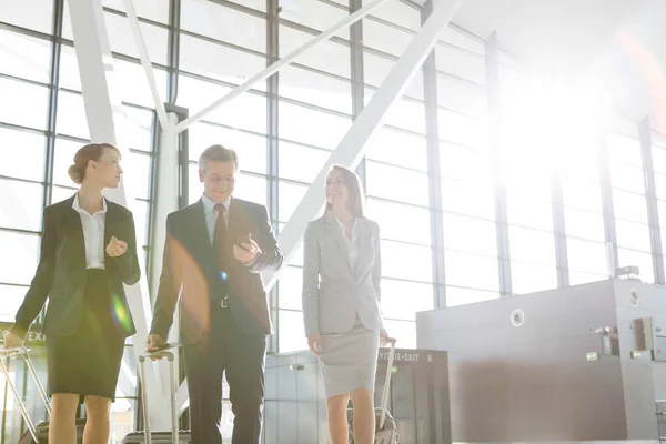 Business People Discussing Plans While Walking Luggage Airport — Stock Photo, Image