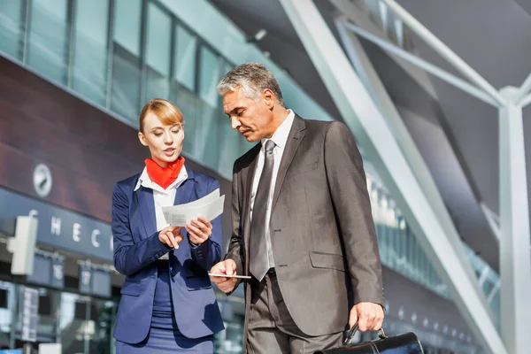 Passagier Service Agent Assisteren Passagier Zijn Poort Luchthaven — Stockfoto