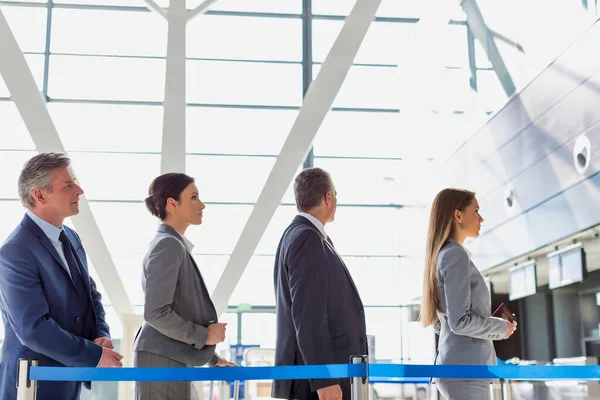 Gente Negocios Haciendo Cola Para Registrarse Aeropuerto —  Fotos de Stock