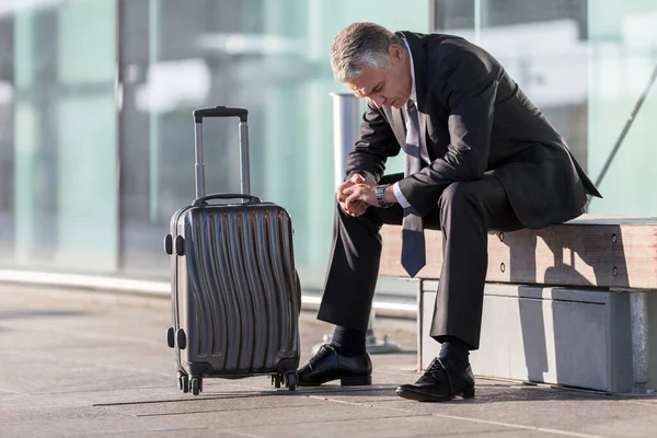 Reifer Geschäftsmann Sitzt Beim Warten Flughafen — Stockfoto