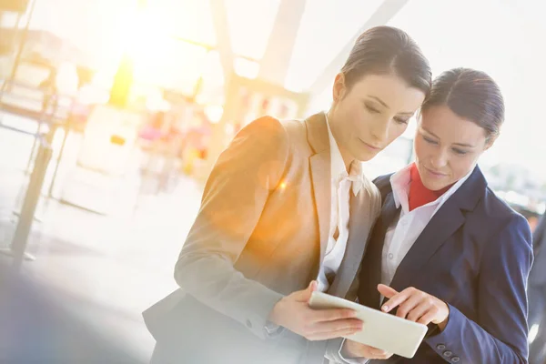 Geschäftsfrau Bittet Hilfe Bei Passagierservice Flughafen — Stockfoto