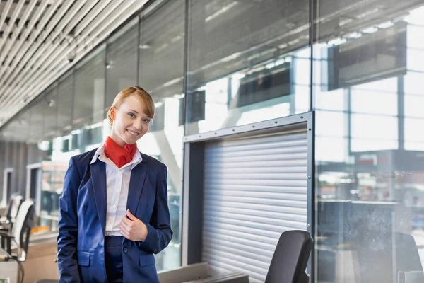 Junges Attraktives Flughafensicherheitspersonal Gegen Röntgen Gepäckscanner Flughafen — Stockfoto