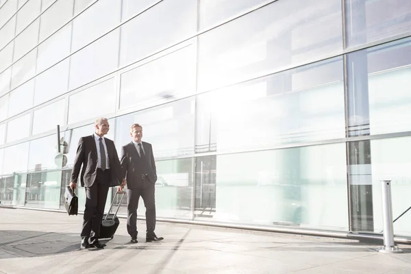 Reife Geschäftsleute Gehen Während Sie Flughafen Reden — Stockfoto