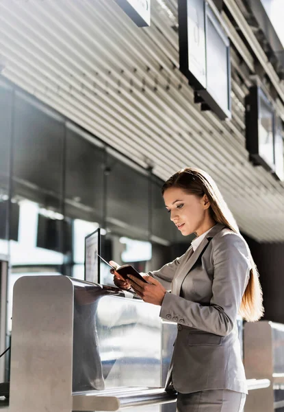 Retrato Una Joven Atractiva Mujer Negocios Mirando Pasaporte Aeropuerto — Foto de Stock