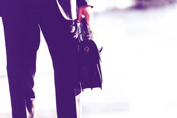 空港でブリーフケースバッグを保持するビジネスマンの作物イメージ — ストック写真