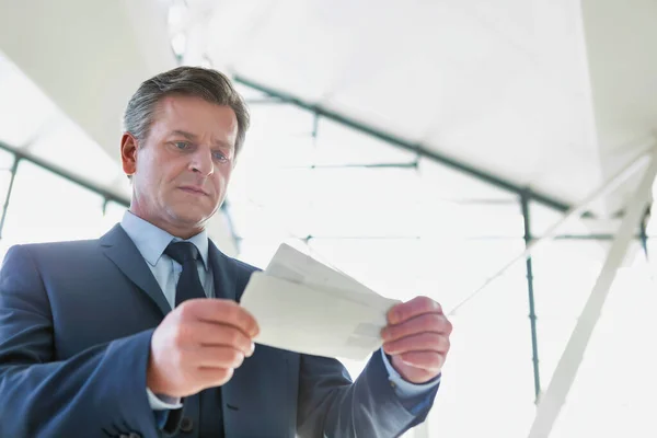 Rijpe Zakenman Kijkt Naar Zijn Instapkaart Luchthaven — Stockfoto