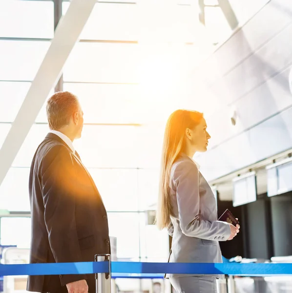 Affärsmän Köar För Incheckning Flygplatsen — Stockfoto