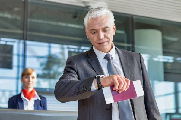 Gammal Affärsman Kontrollerar Tiden Sin Vakt Efter Incheckningen Flygplatsen — Stockfoto