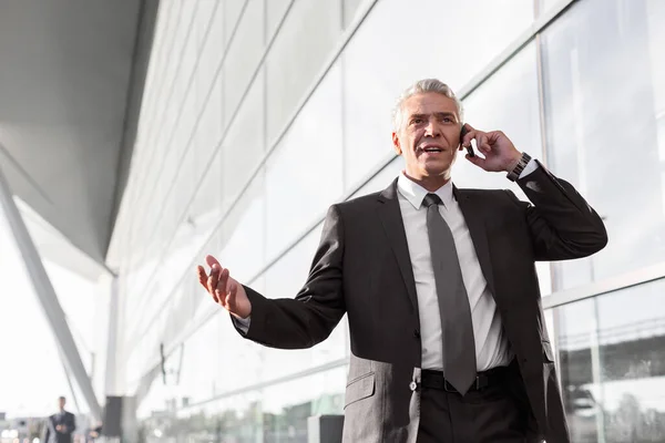 Volwassen Zakenman Aan Het Praten Smartphone Luchthaven — Stockfoto