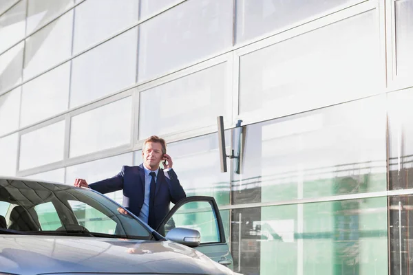 Portret Van Volwassen Aantrekkelijke Zakenman Praten Smartphone Terwijl Staan Buiten — Stockfoto