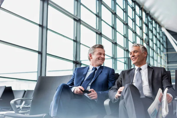 Starší Podnikatelé Mluví Zatímco Sedí Čeká Nástupu Letišti — Stock fotografie