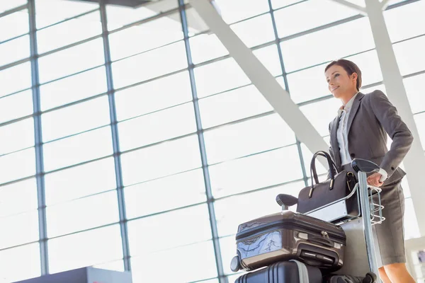 Retrato Mujer Negocios Sititng Mientras Espera Embarque Aeropuerto —  Fotos de Stock