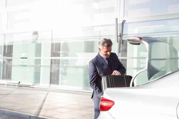 Attractive Mature Businessman Putting His Luggage Car Trunk — Stock Photo, Image