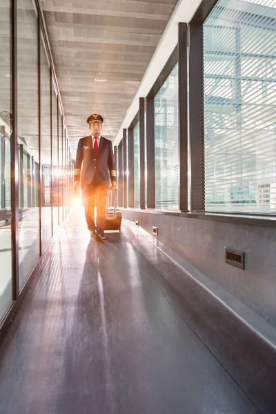 Ritratto Pilota Maturo Che Cammina Con Sua Valigia Aeroporto — Foto Stock