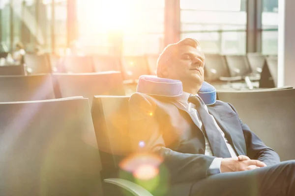 Volwassen Zakenman Zitten Slapen Met Zijn Kussen Terwijl Wachten Boarding — Stockfoto