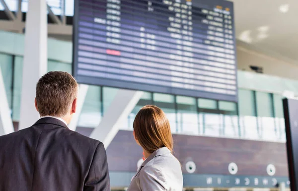 Geschäftsleute Schauen Auf Flugbildschirm Flughafen — Stockfoto