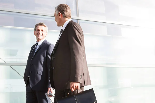 Reife Geschäftsleute Gehen Während Sie Flughafen Reden — Stockfoto