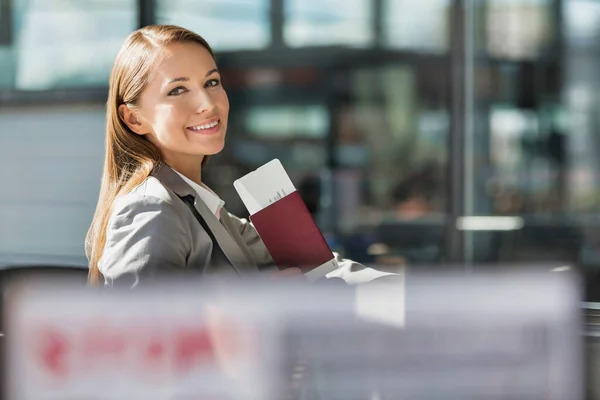 Pasaportunu Uçuş Kartını Havaalanında Tutan Çekici Genç Bir Kadınının Portresi — Stok fotoğraf