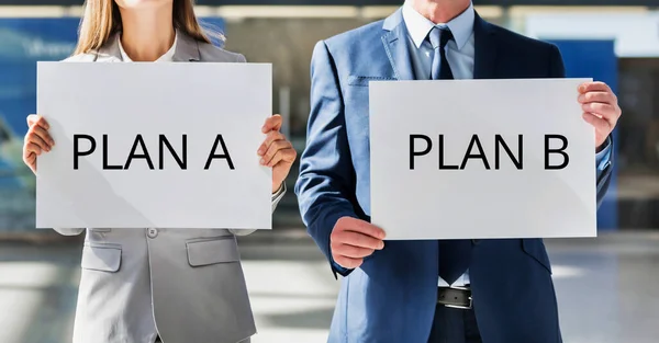 Gente Negocios Pie Mientras Sostiene Cartel Blanco Plan Plan — Foto de Stock