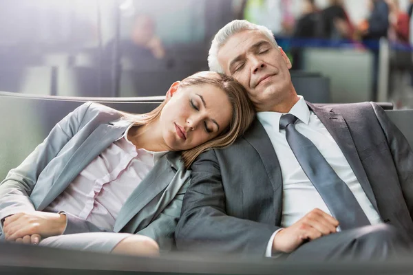 Retrato Casal Negócios Dormindo Enquanto Aguarda Embarque Aeroporto Com Clarão — Fotografia de Stock