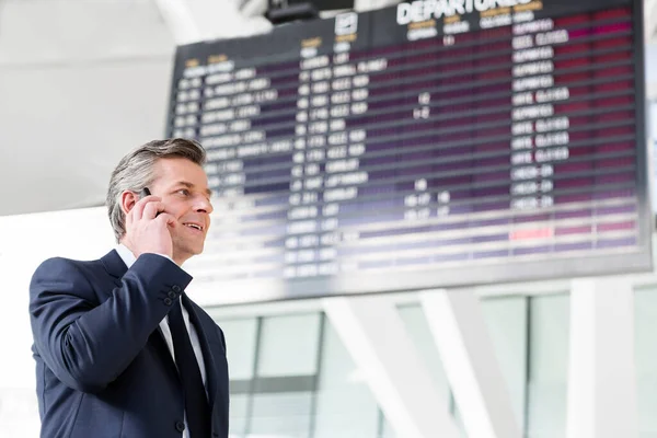 매력적 사업가 공항에서 비행기 화면에 맞서서 스마트폰으로 이야기하는 — 스톡 사진