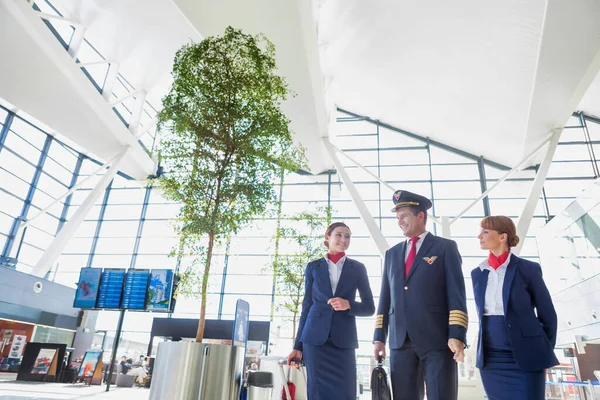 Pilot Flight Attendants Walking Airport — Stock Photo, Image