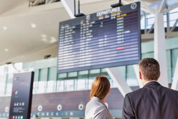 Personas Negocios Que Buscan Pantalla Visualización Vuelo Aeropuerto —  Fotos de Stock