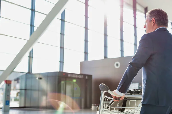 Volwassen Zakenman Duwen Bagage Kar Voor Check Luchthaven — Stockfoto