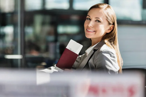 Pasaportunu Uçuş Kartını Havaalanında Tutan Çekici Genç Bir Kadınının Portresi — Stok fotoğraf