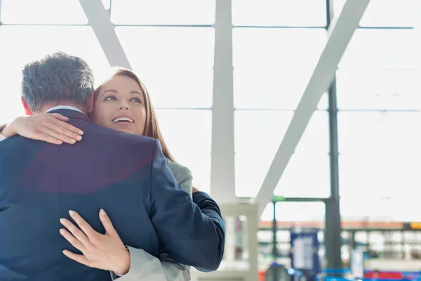 Geschäftspaar Vereint Sich Flughafen Und Umarmt Sich — Stockfoto