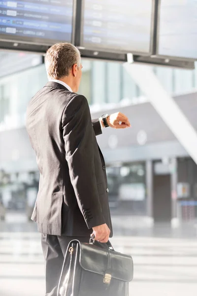 Adamı Havaalanında Yolcu Beklerken Saatine Bakıyor — Stok fotoğraf