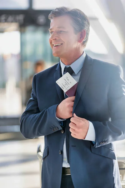 Portrét Zralého Atraktivního Podnikatele Jak Vytahuje Pas Obleku Letišti — Stock fotografie