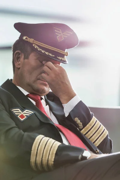 Porträtt Sömnig Och Överarbetad Pilot Sitter Flygplatsen — Stockfoto