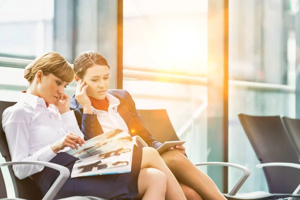 Portrait Young Attractive Airport Staffs Talking Sitting While Break Airport — Stock Photo, Image