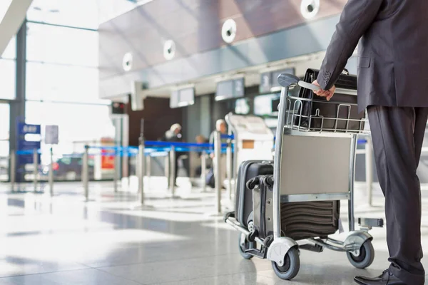 Reifer Geschäftsmann Schiebt Gepäckwagen Zum Check Flughafen — Stockfoto